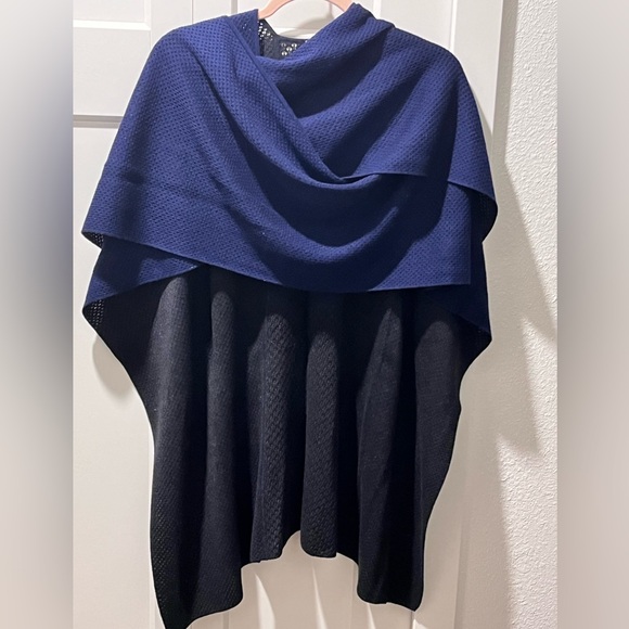 LULULEMON PRE-LOVED AUTHENTIC REVERSIBLE BLUE & BLACK SOFT COZY DESIGN WRAP - Picture 17 of 17